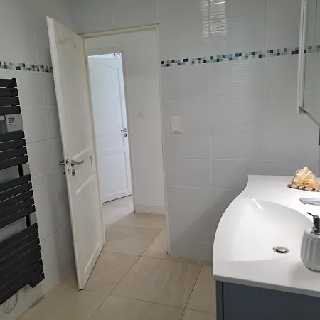 Climatisee, Avec 3 , Piscine, Et Terrain Arbore Saint-Cyr-sur-Mer